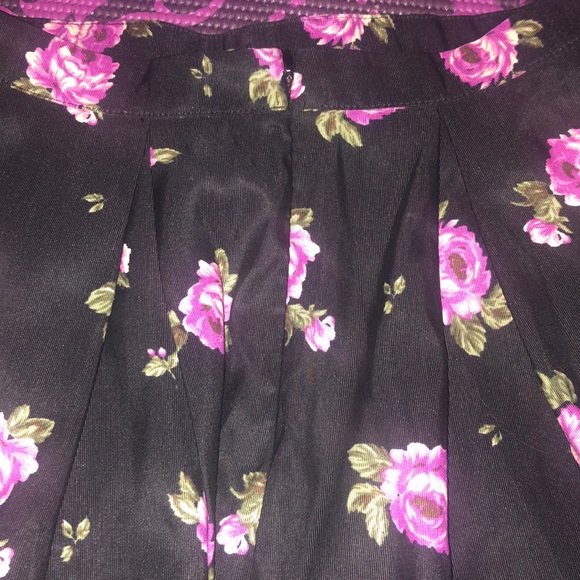 Black Rose Skirt Forever 21 - Picture 6 of 6